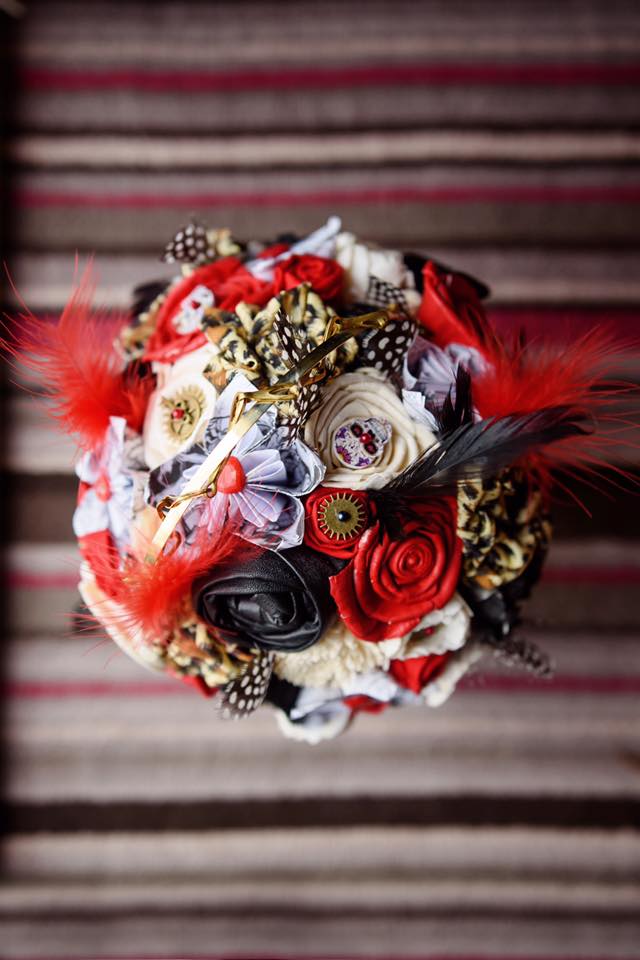 Bouquet chic unique - alternative royal wedding - red white - black - alternative bouquet