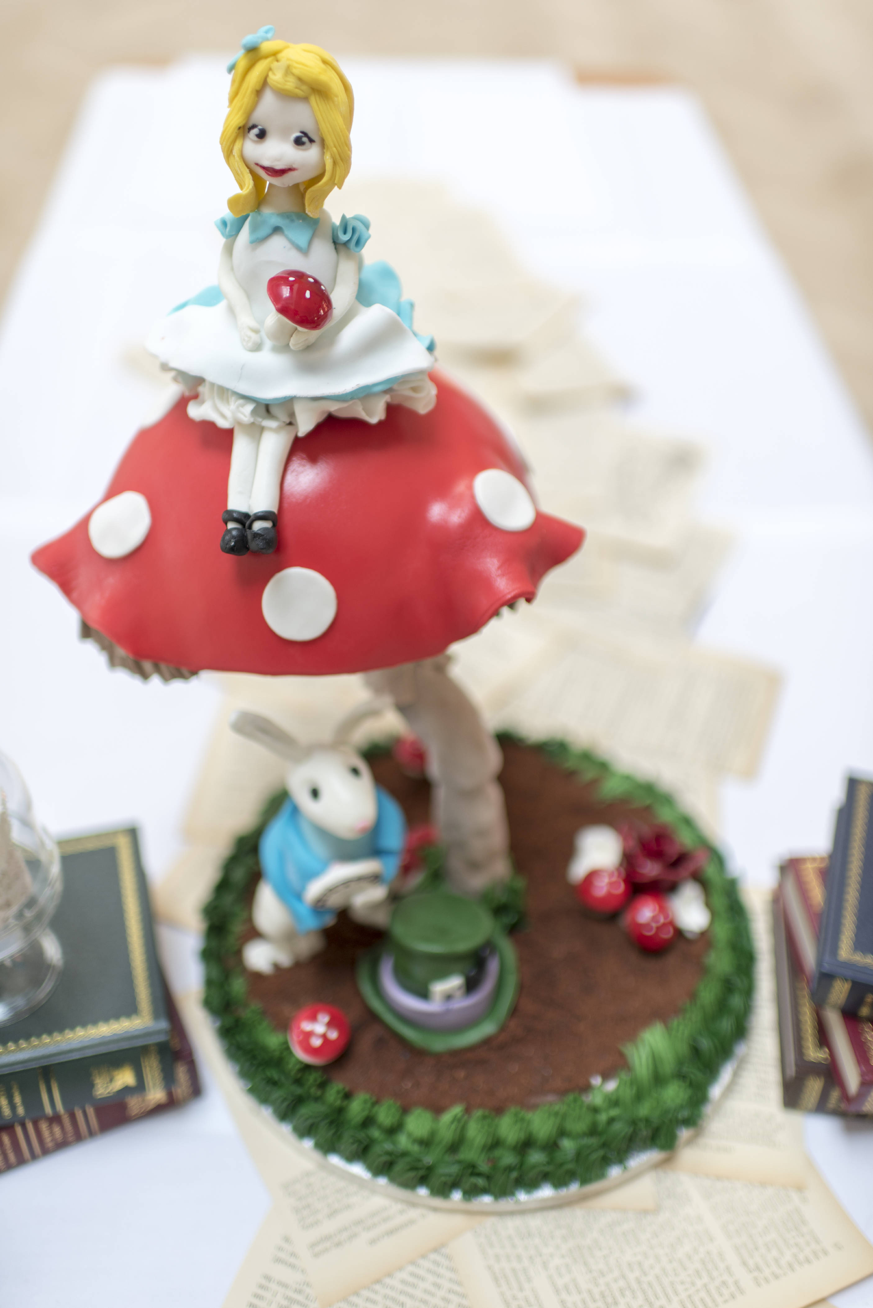 Alice in Wonderland wedding inspiration - cake - alternative and unconventional wedding