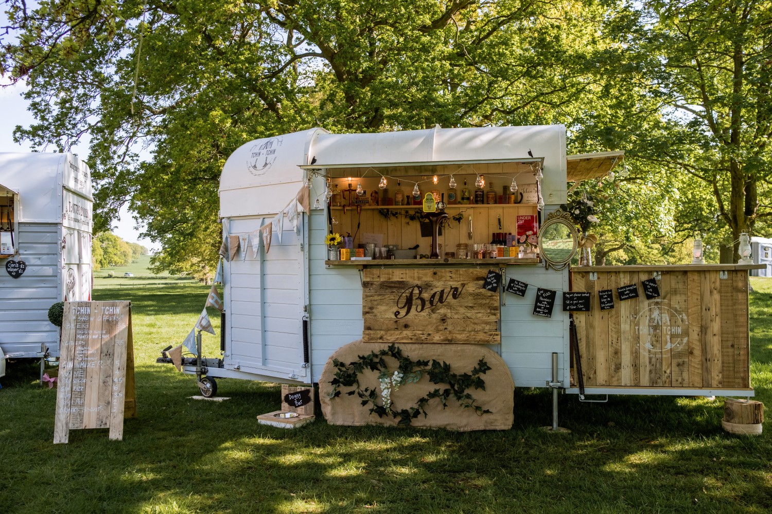 ed brown photography - how to plan a festival wedding - outdoor bar - tchin tchin mobile bar - the unconventional wedding festival (2)