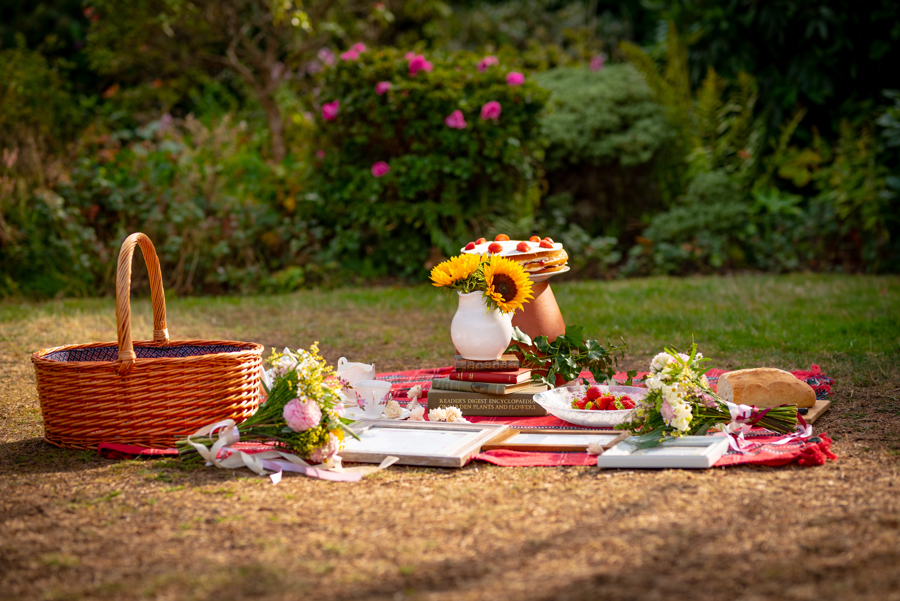 cottagecore picnic - wedding picnic in garden