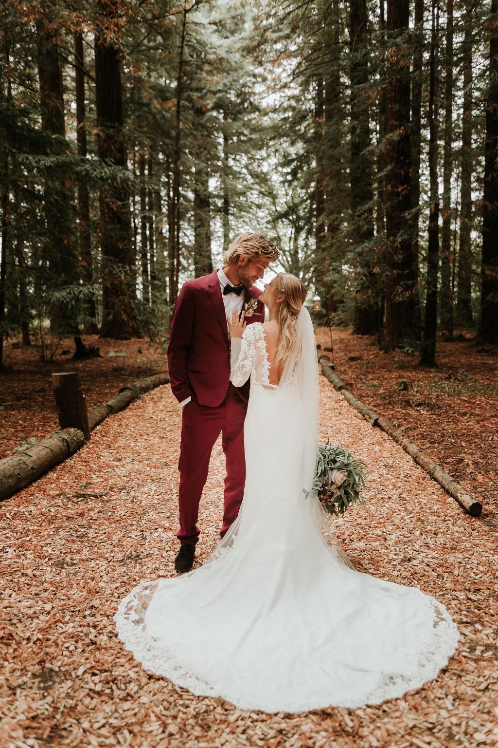 modern woodland wedding - autumn outdoor wedding - modern elopement photos