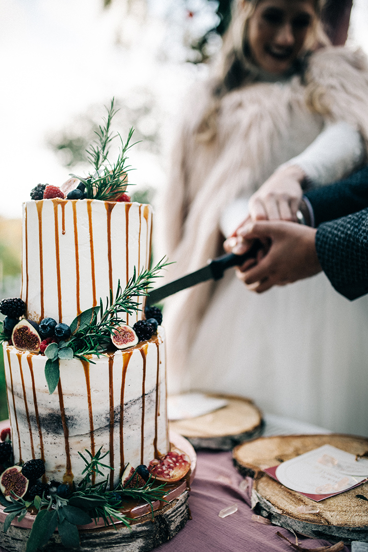 22 Seasonal Wedding Cake Ideas for a Winter Wedding