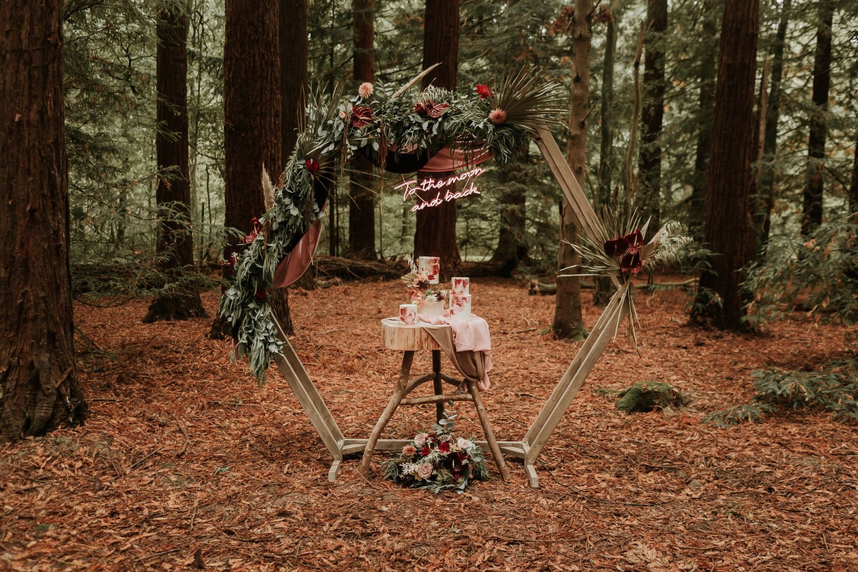 modern woodland wedding - artistic wedding - unique forest wedding - unique wedding cake and wedding backdrop