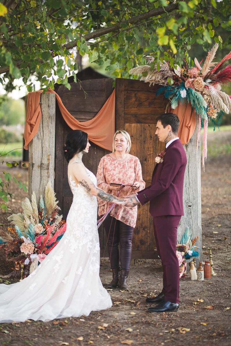kent outdoor wedding venue - modern outdoor wedding venue - bride and groom in rope swing - alternative wedding - unconventional wedding - celebrant wedding ceremony