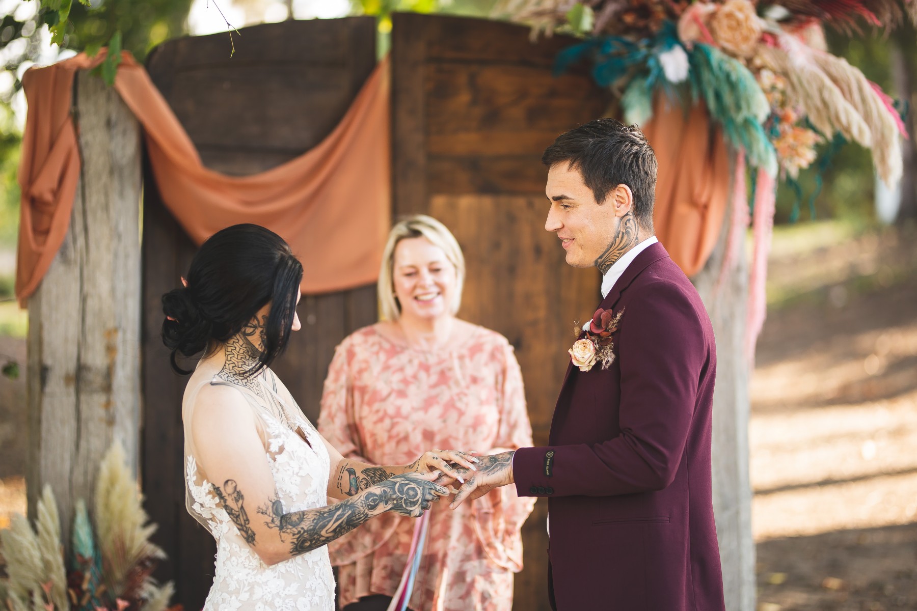 kent outdoor wedding venue - modern outdoor wedding venue - bride and groom in rope swing - alternative wedding - unconventional wedding - outdoor wedding ceremony - celebrant wedding ceremony