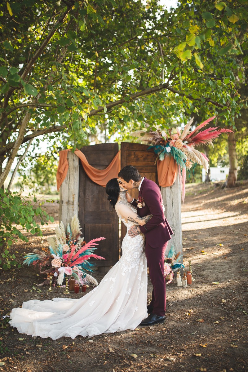 kent outdoor wedding venue - modern outdoor wedding venue - bride and groom in rope swing - alternative wedding - unconventional wedding - outdoor wedding ceremony