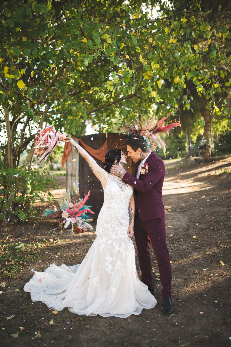 kent outdoor wedding venue - modern outdoor wedding venue - bride and groom in rope swing - alternative wedding - unconventional wedding - wedding confetti shot