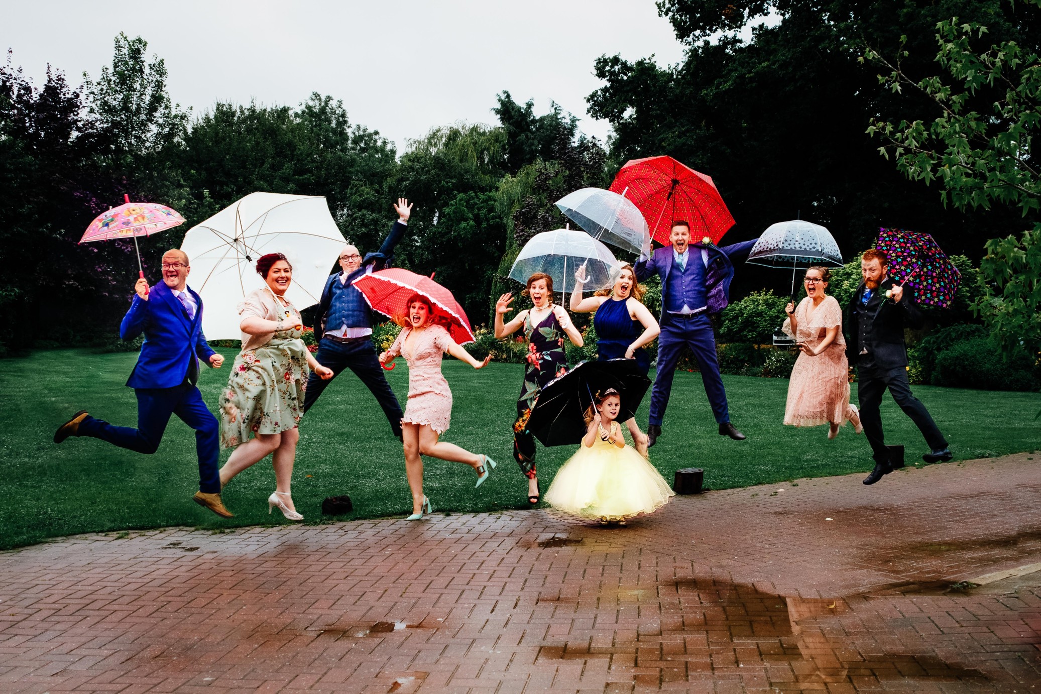 rainy wedding - rain wedding advice - fun wedding planning - wedding planning blog - rain wedding photos with umbrellas