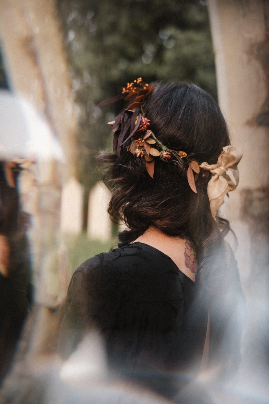 autumn wedding ideas- wedding hairpiece with autumn leaves
