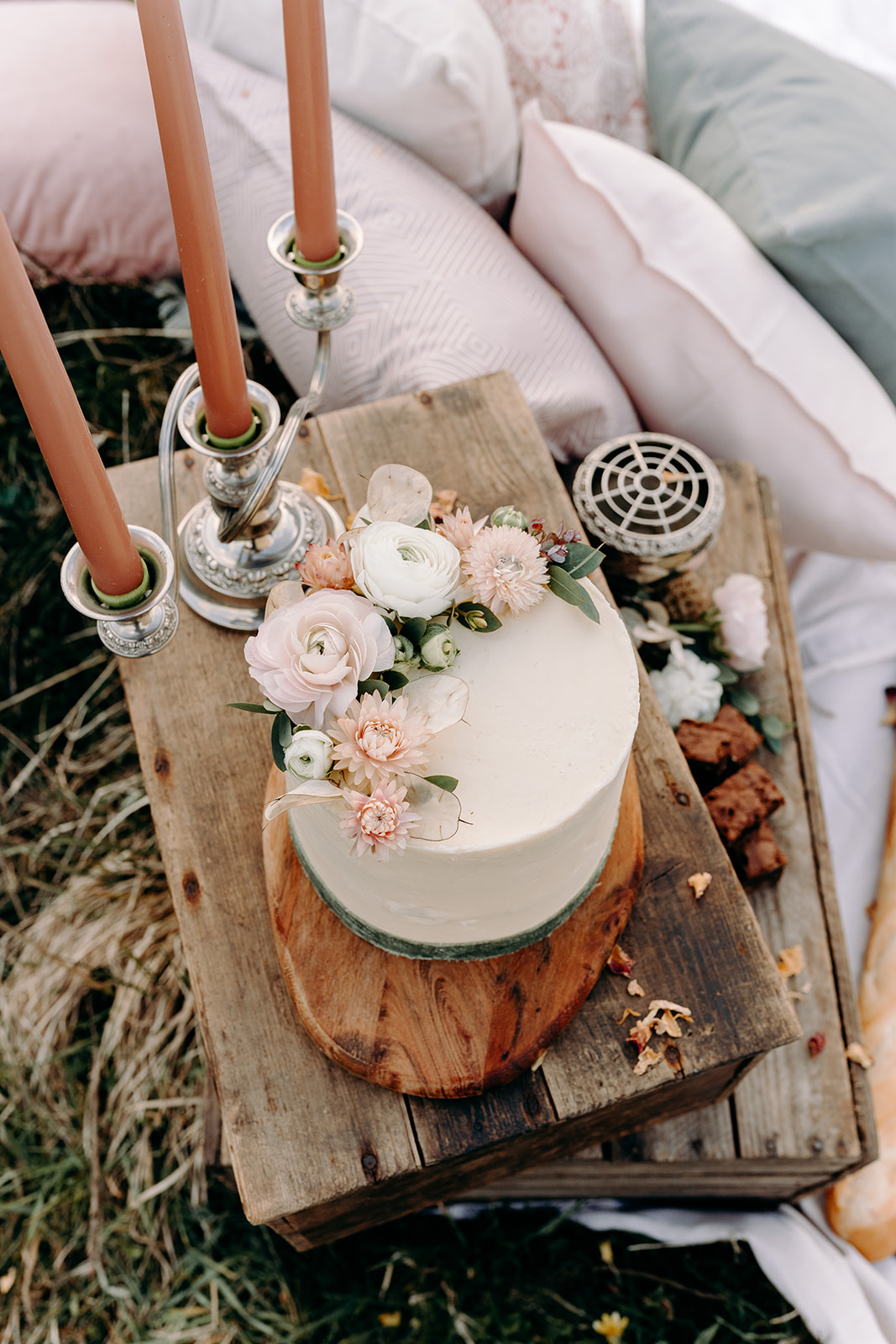 small wedding cake - elopement cake - wedding picnic
