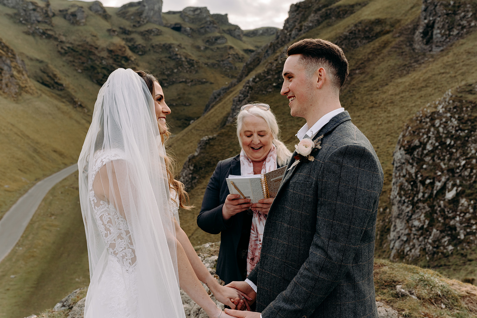 peak district wedding ceremony - countryside elopement - outdoor wedding ceremony - outdoor celebrant wedding ceremont