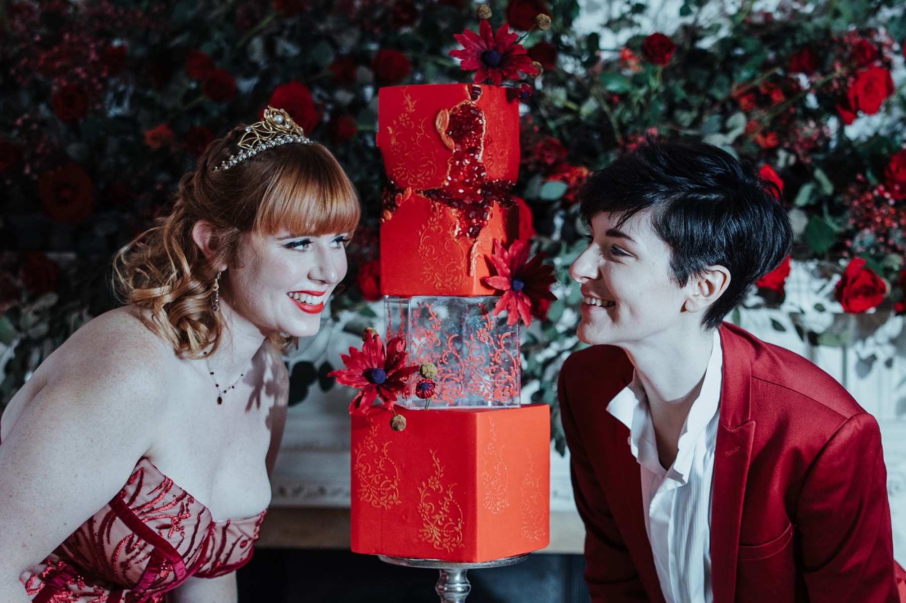 red wedding cake - unique wedding colours - unique wedding cake - square wedding cake