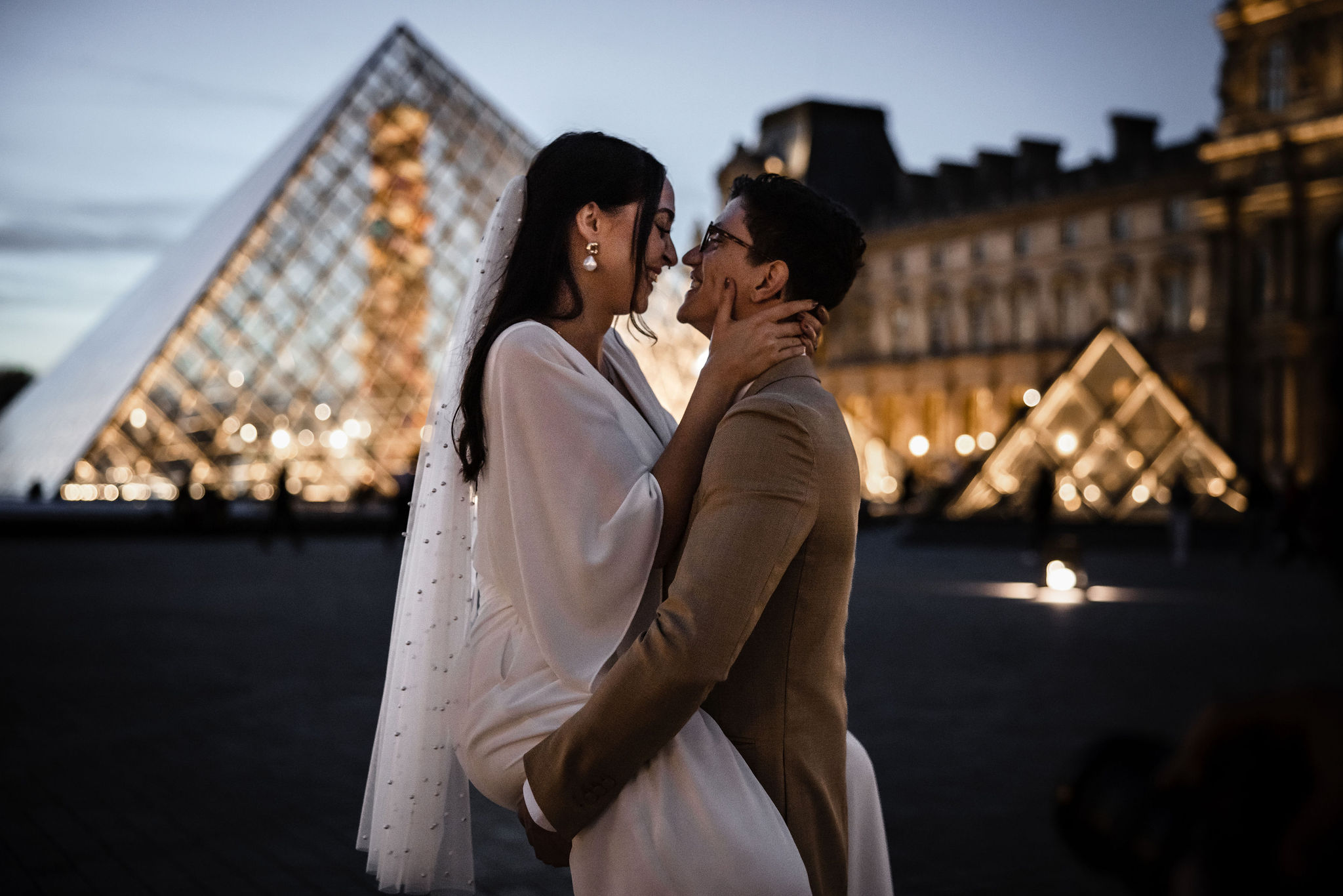 wedding photos outside of the louvre in paris - relaxed elopement in paris - french wedding ideas
