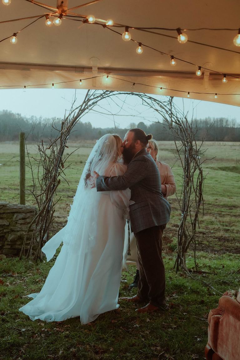 Ashley & Jason’s Book Themed Wedding In Tennessee ⋆ Unconventional Wedding