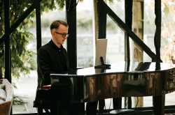 nottingham wedding pianist alex lamb plays wedding music at a wedding ceremony