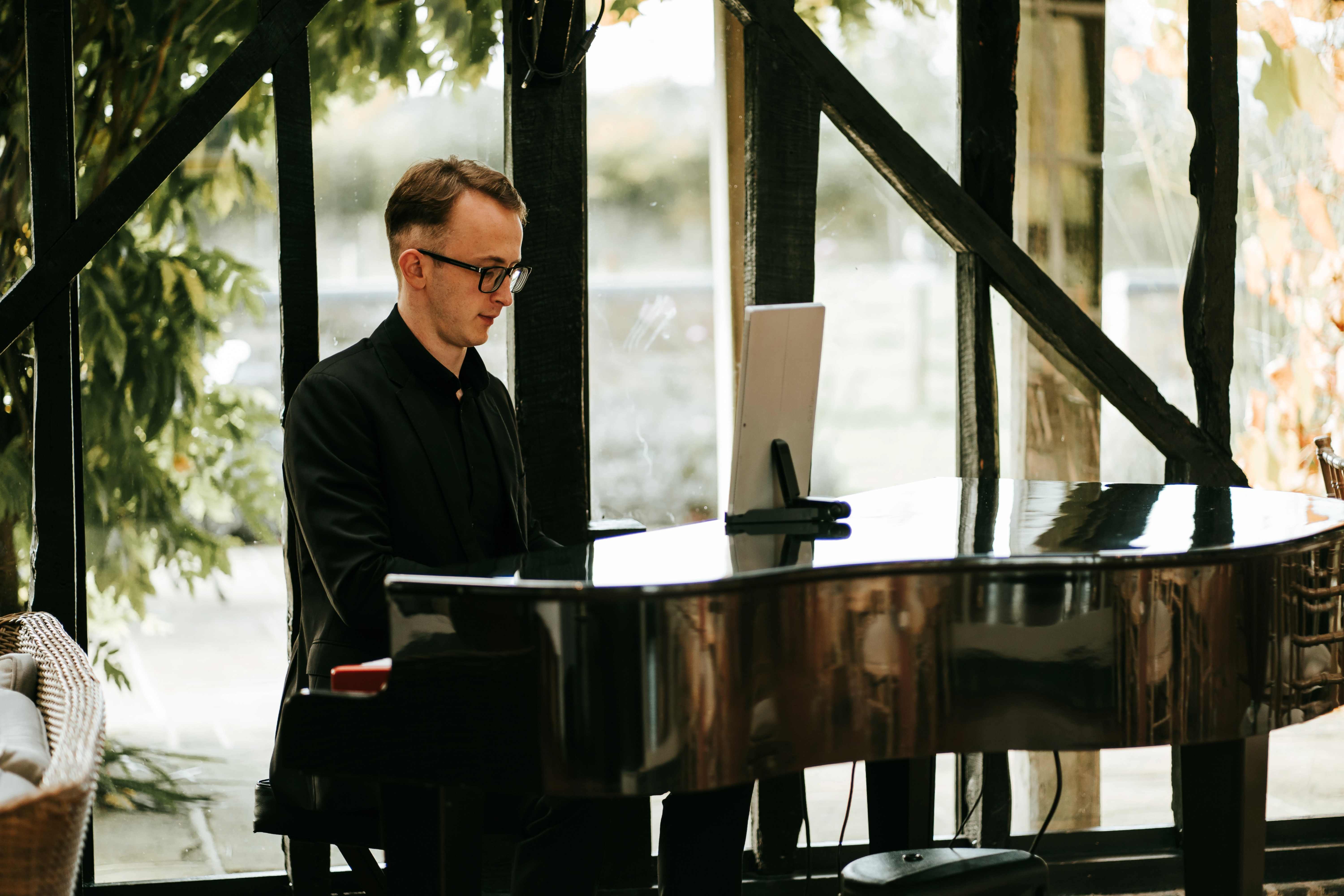 nottingham wedding pianist alex lamb plays wedding music at a wedding ceremony