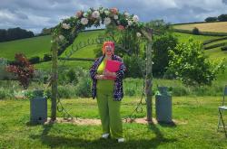 alternative wedding celebrant, stardust ceremonies conducts an outdoor wedding ceremony